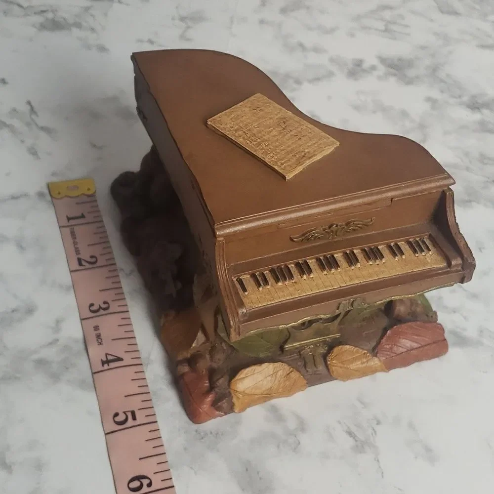 ‎Piano Decor with Fall Leaves